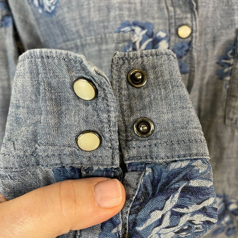 Gap 1969 Cowgirl Floral Chambray Pearl Snap Top Size M Country Western Rodeo - Picture 8 of 13